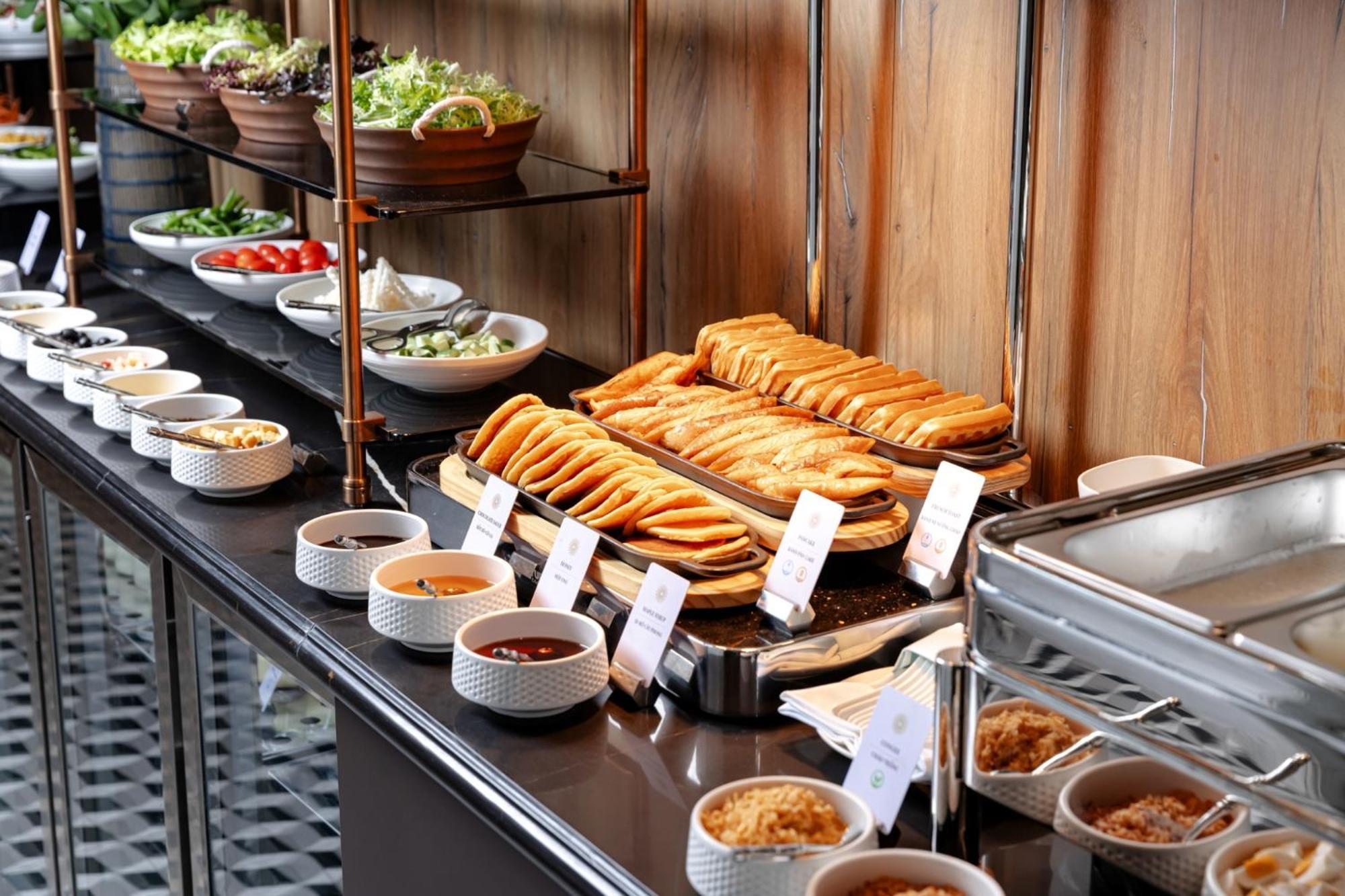 La Siesta Classic Hang Thung Ханой Экстерьер фото A buffet at a hotel