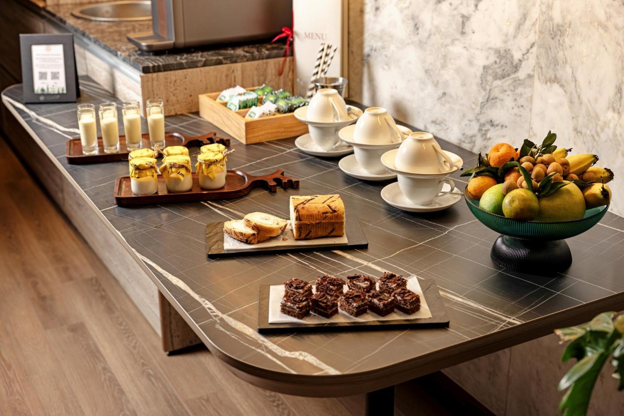 La Siesta Classic Hang Thung Ханой Экстерьер фото A buffet with a selection of desserts